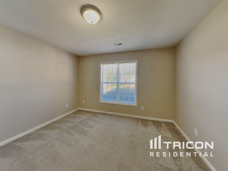 Building Photo - 3600 Amos Dr