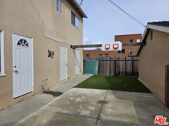 Building Photo - 509 S Catalina Ave