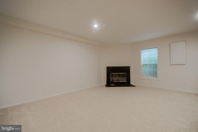 Building Photo - 14167 Royal Oak Ln
