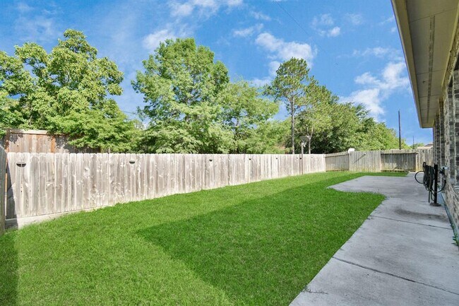 Building Photo - 1122 Boxwood Dr