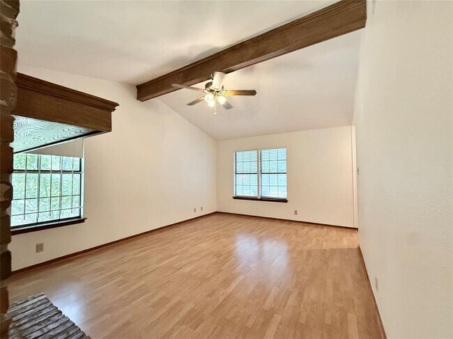 Building Photo - 3900 Knollwood Dr