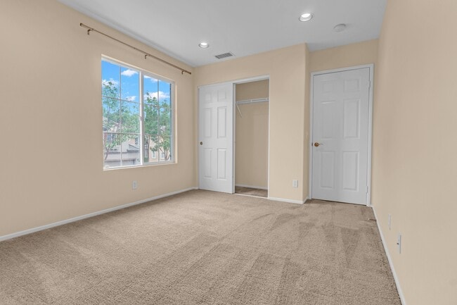 Building Photo - 51 Danbury Ln