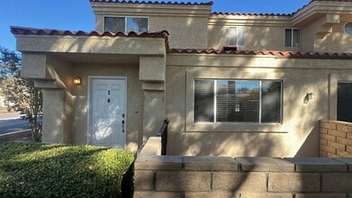 Building Photo - Townhouse in gated community near A.V. Col...