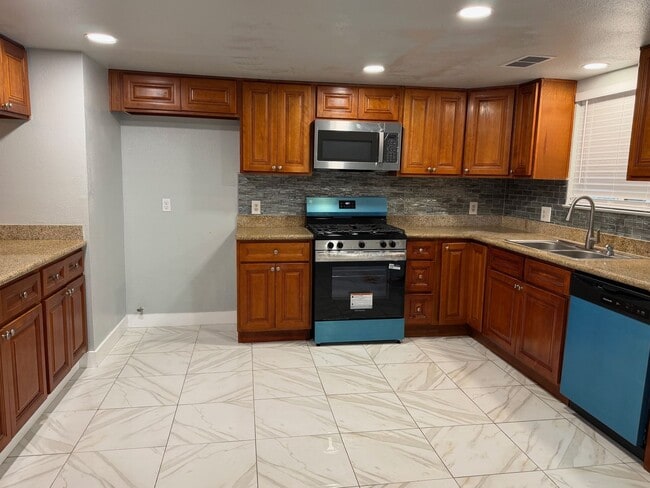 Building Photo - Nice home for rent in Hanford