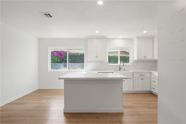 Building Photo - 1185 La Subida Ct