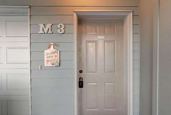 Building Photo - 3 Bedroom, 2.5 Bath Condo in Madrona Heights - Water/Sewer/Garbage included!