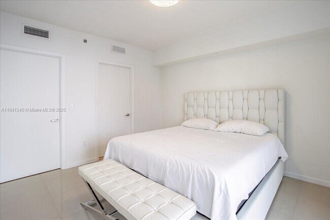 Building Photo - 465 Brickell Ave