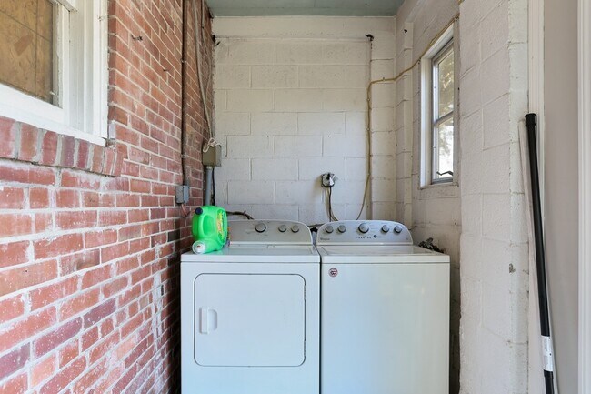 Building Photo - 2030 E 50th St