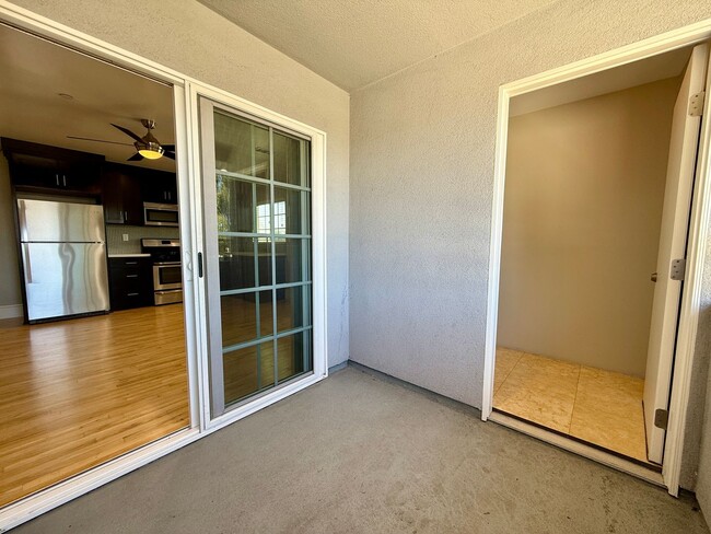Building Photo - UPSTAIRS UNIT! Washer&Dryer! Assigned Park...