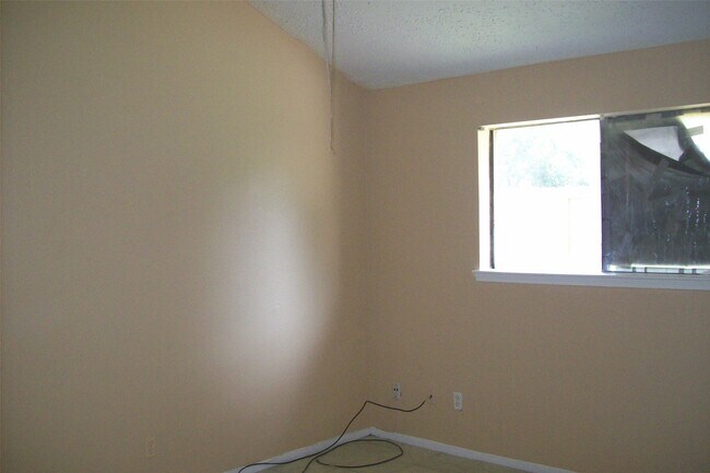Building Photo - 10526 Crescent Moon Dr
