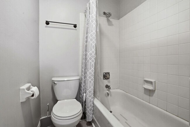 Building Photo - MINUTES to UNC!! 2 Bed 2.5 Bath Townhome - FURNISHED!  $500 Move in Incentive!