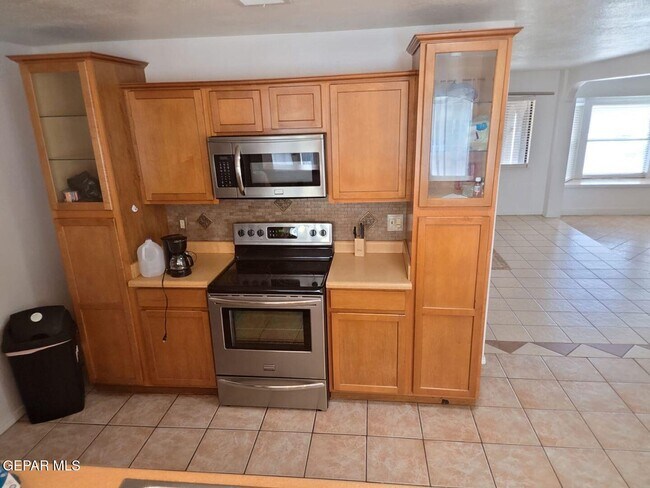 Building Photo - 316 S 6th St