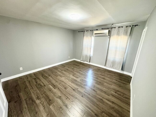 Building Photo - 2 bed 2 bath Single family home with a big...