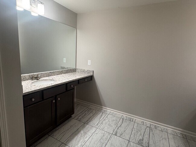 Building Photo - Spacious and Well-Appointed 3BR/2BA Home in Flowery Branch