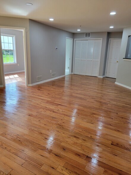 Building Photo - 103 Rip Van Dam Ct