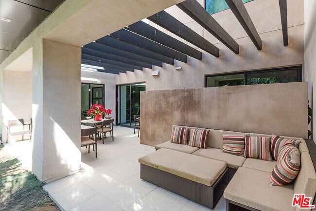 Building Photo - 432 N Oakhurst Dr