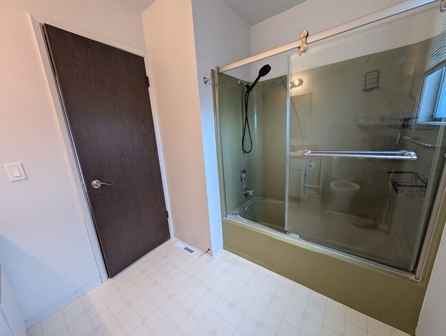 Building Photo - 3525 Country Club Dr