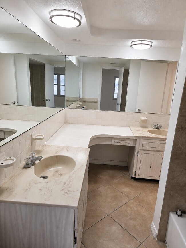 Building Photo - 9125 Hunt Club Ln