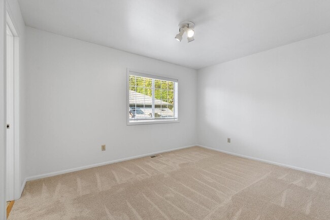 Building Photo - Beautiful 3-bedroom, 3-bath home on corner lot!