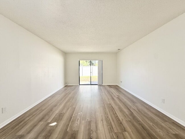 Building Photo - 5212 Peach Ave