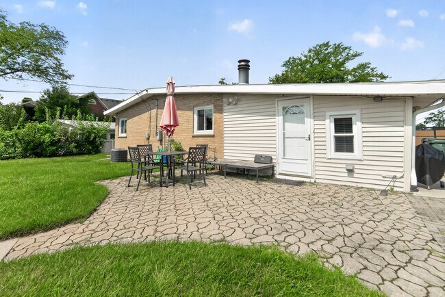 Building Photo - 4615 Larch Ave