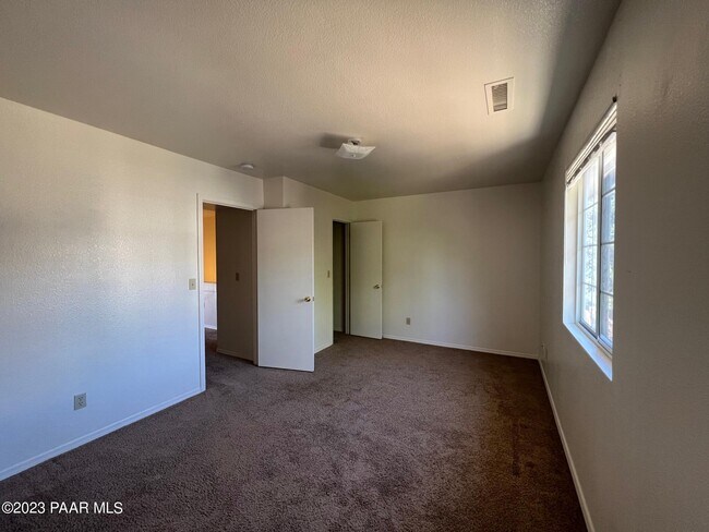 Building Photo - 9615 E Lakeshore Dr