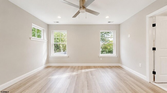 Building Photo - 456 S Nectar Ave