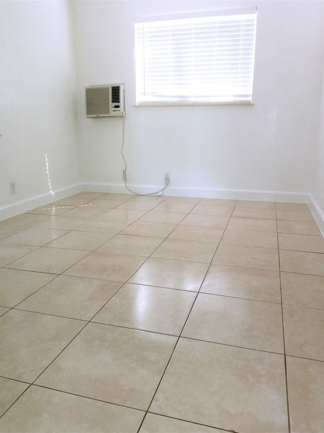 Building Photo - 701 SW 14th Ave