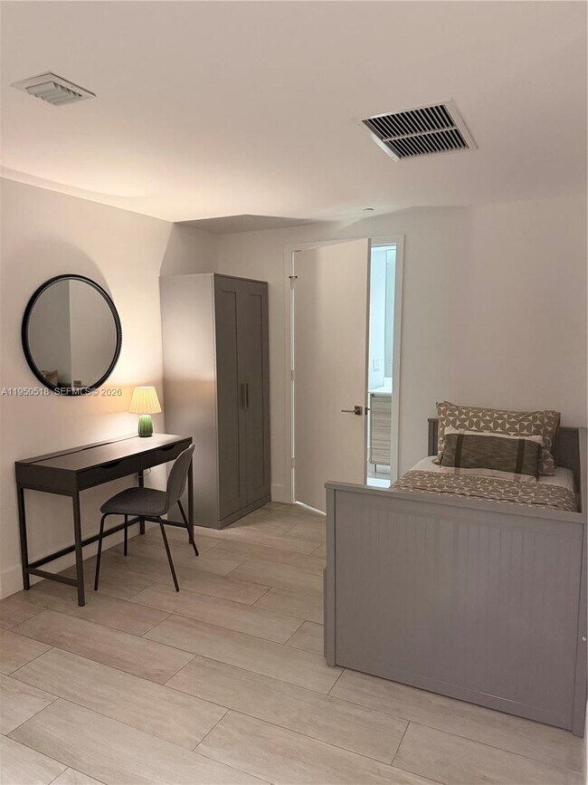 Building Photo - 121 NE 34th St