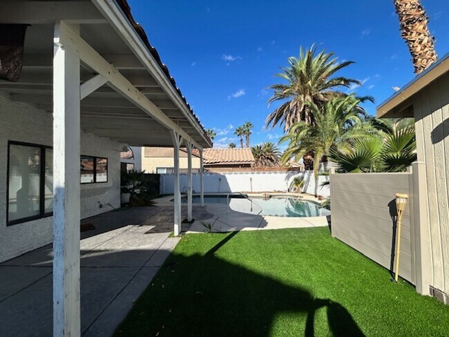 Building Photo - STUNNING 4 BEDROOM 3 BATH, 2 STORY HOME WI...