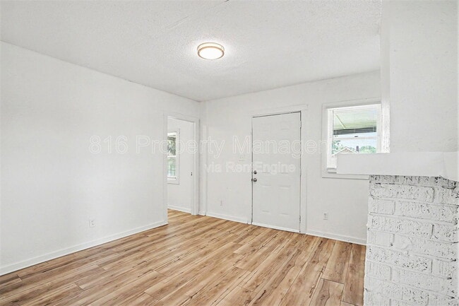 Building Photo - 5013 S Benton Ave