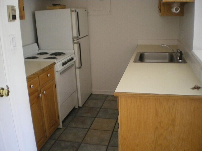 Building Photo - Bright & Convenient Unit in the Heart of B...