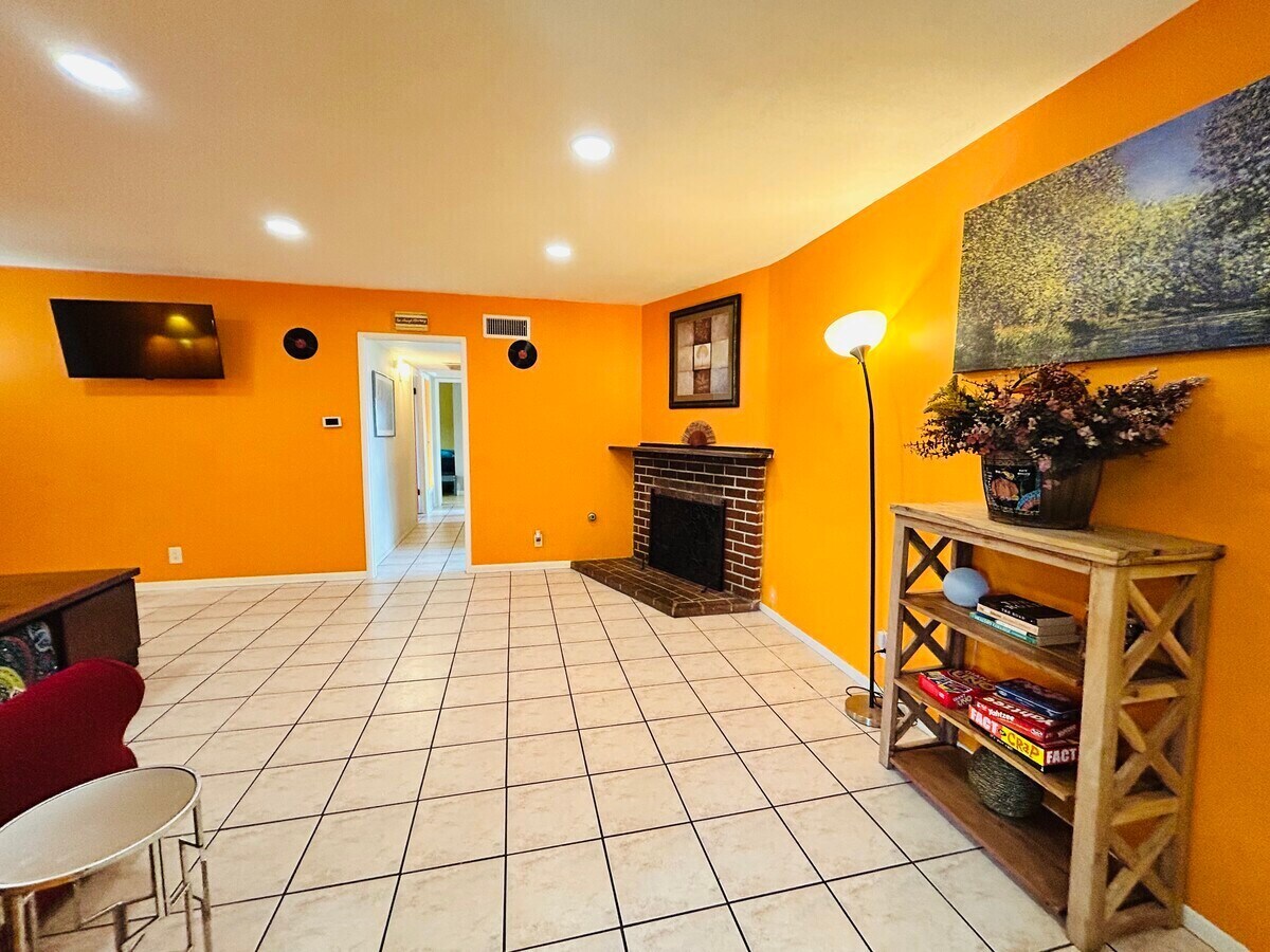 Building Photo - 8871 Belmont St