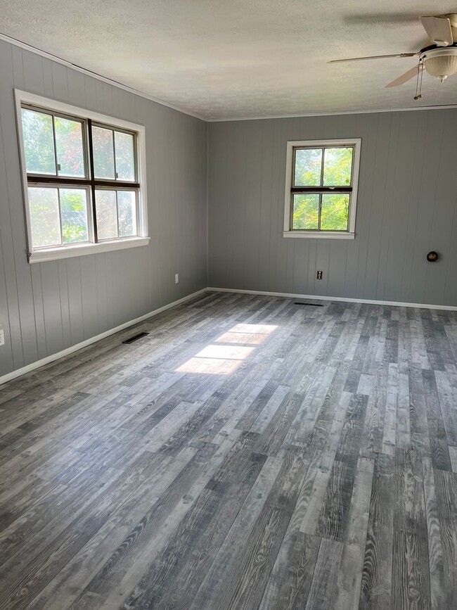 Building Photo - 3 bedroom/2 bath house