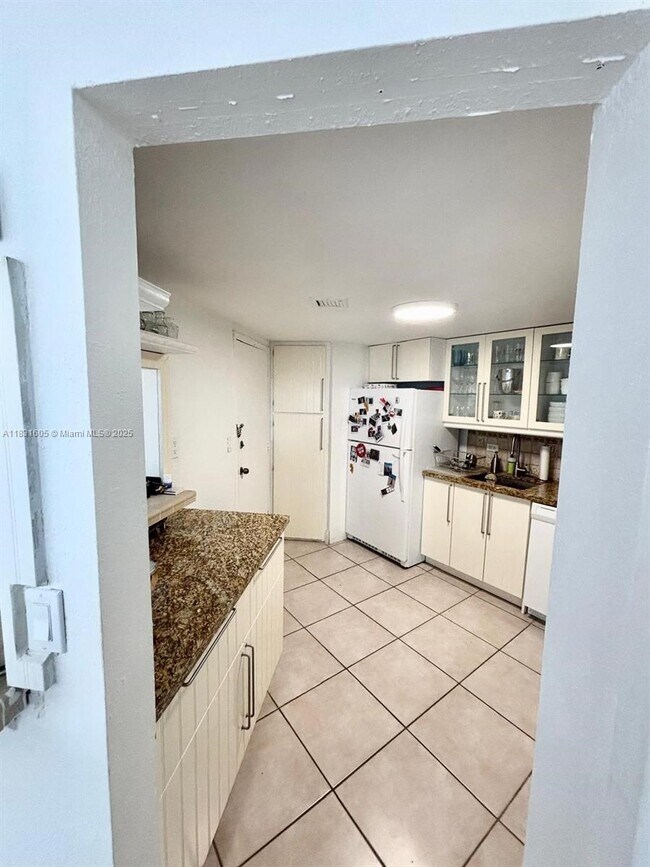 Building Photo - 999 Brickell Bay Dr
