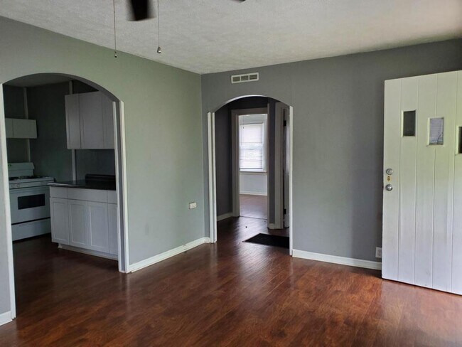 Building Photo - 2635 Guyan Ave