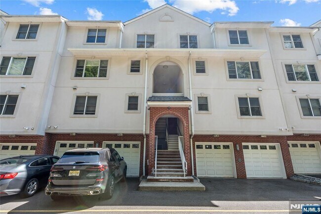 Building Photo - 7 Legend Hills Dr