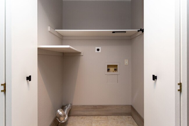 Building Photo - Cozy 2 bedroom, 1 bathroom retreat in a Gated Community!