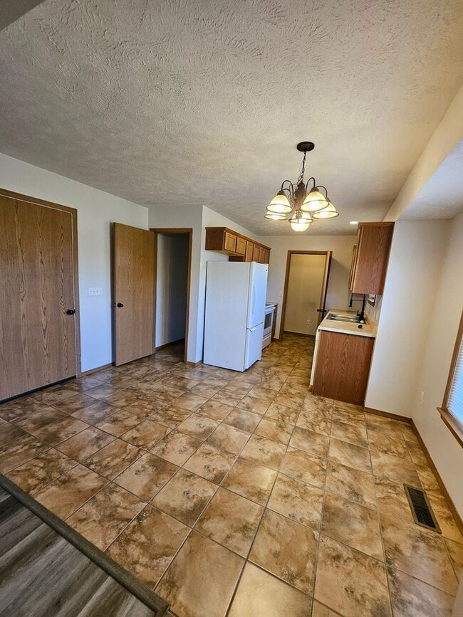 Building Photo - Beautiful house in the Fall Creek Subdivision! Carl Junction!