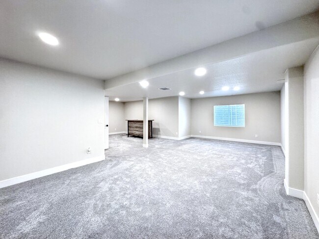Building Photo - 9344 Beaver Brook Dr