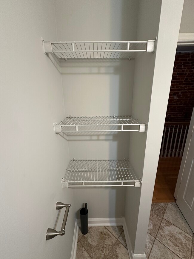 Building Photo - 37 S Ellwood Ave