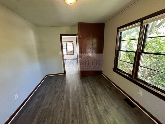 Building Photo - 1 bd/1 ba -1017 S Glenwood Dr #A, Independence, MO 64053 DUPLEX - Rent $825 - FRONT OF Duplex