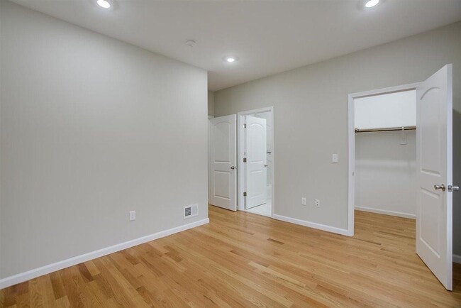 Building Photo - 16 Grant Ave