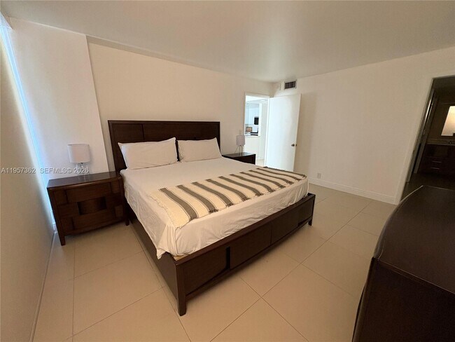 Building Photo - 1865 Brickell Ave