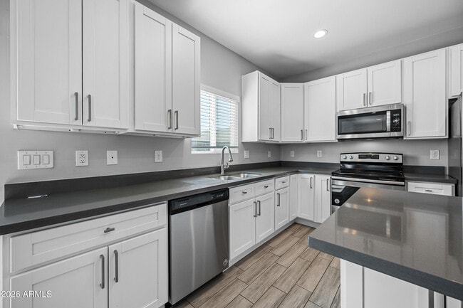 Building Photo - 1013 E Odeum Ln