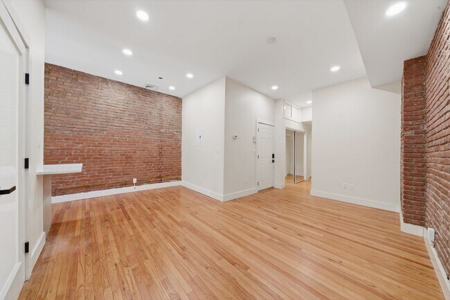 Building Photo - 213 York St