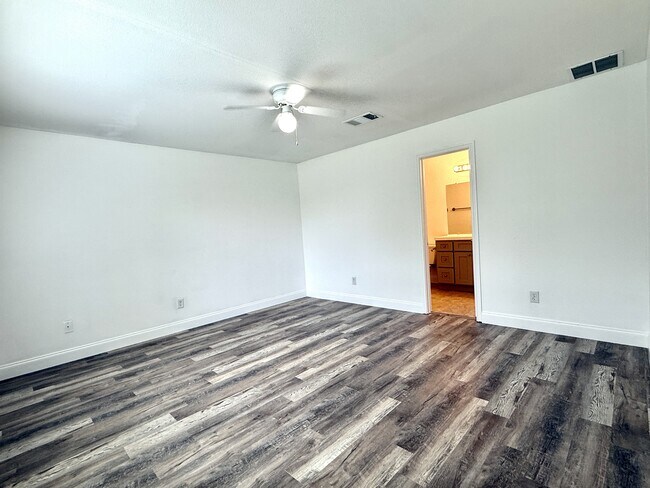 Building Photo - 529 W Metcalfe St