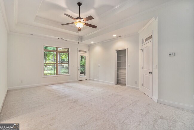 Building Photo - 180 Greenview Dr