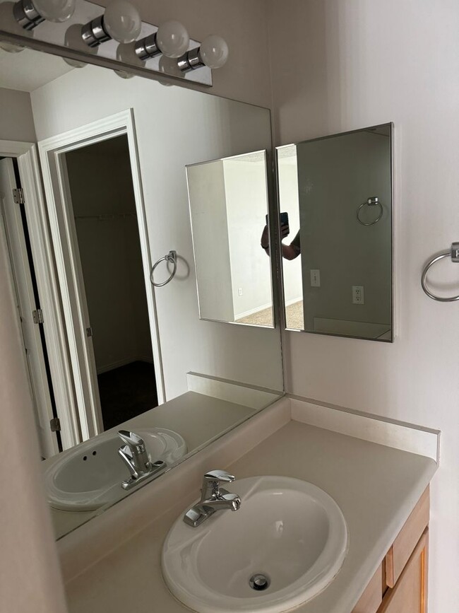 Building Photo - 3 bed 2 bath apartment