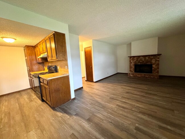 Building Photo - 3 bedroom 2 bathroom duplex In Broken Arrow!